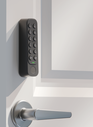 Teclado inteligente de acceso instalado junto a una puerta